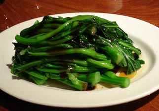 Choy sum salteado em molho de alho