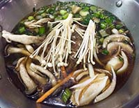 Plato de olla caliente de Japón-enoki