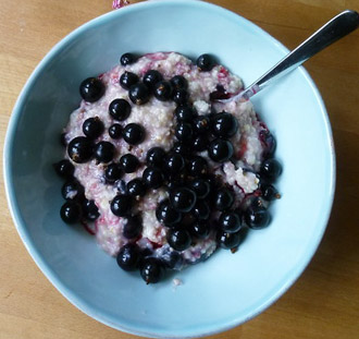 porridge and black currants