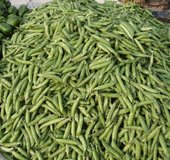 green peas in a market