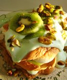 Pistachio pavlova with kiwi slices