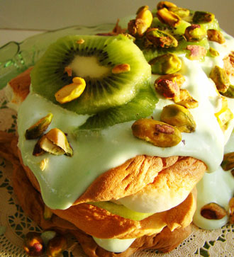 Pistachio pavlova with kiwi slices